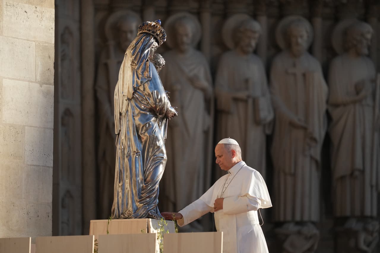 El papa León XIV posa frente a la estatua de la Virgen María con el Niño en la catedral de Notre-Dame de París, el viernes 25 de septiembre de 2026.