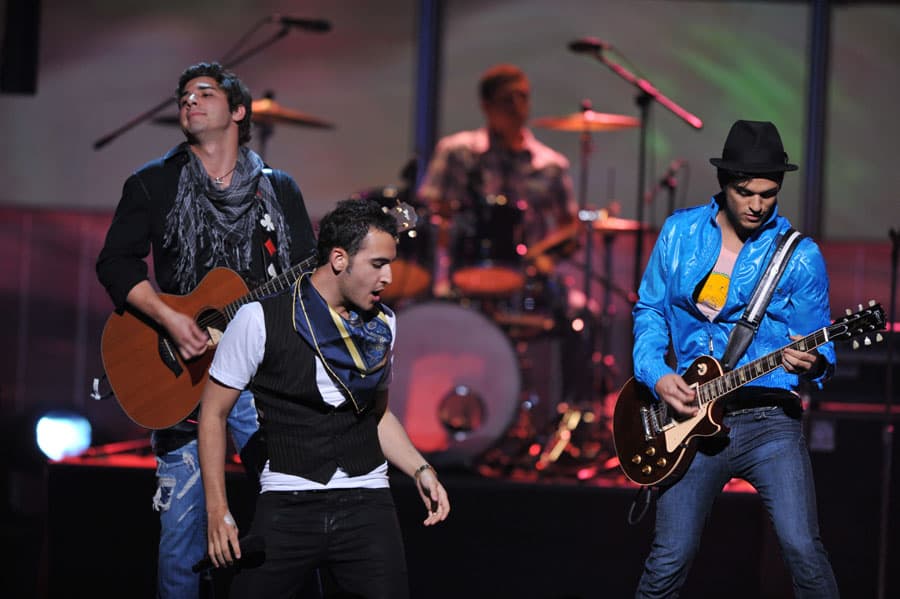 Reik cantó 'Me duele amarte' e 'Inolvidable'. Estuvieron nomiandos al premio Grupo Pop del Año junto con RBD, Belanova y Jessy & Joy, pero el premio se lo llevó Camila.