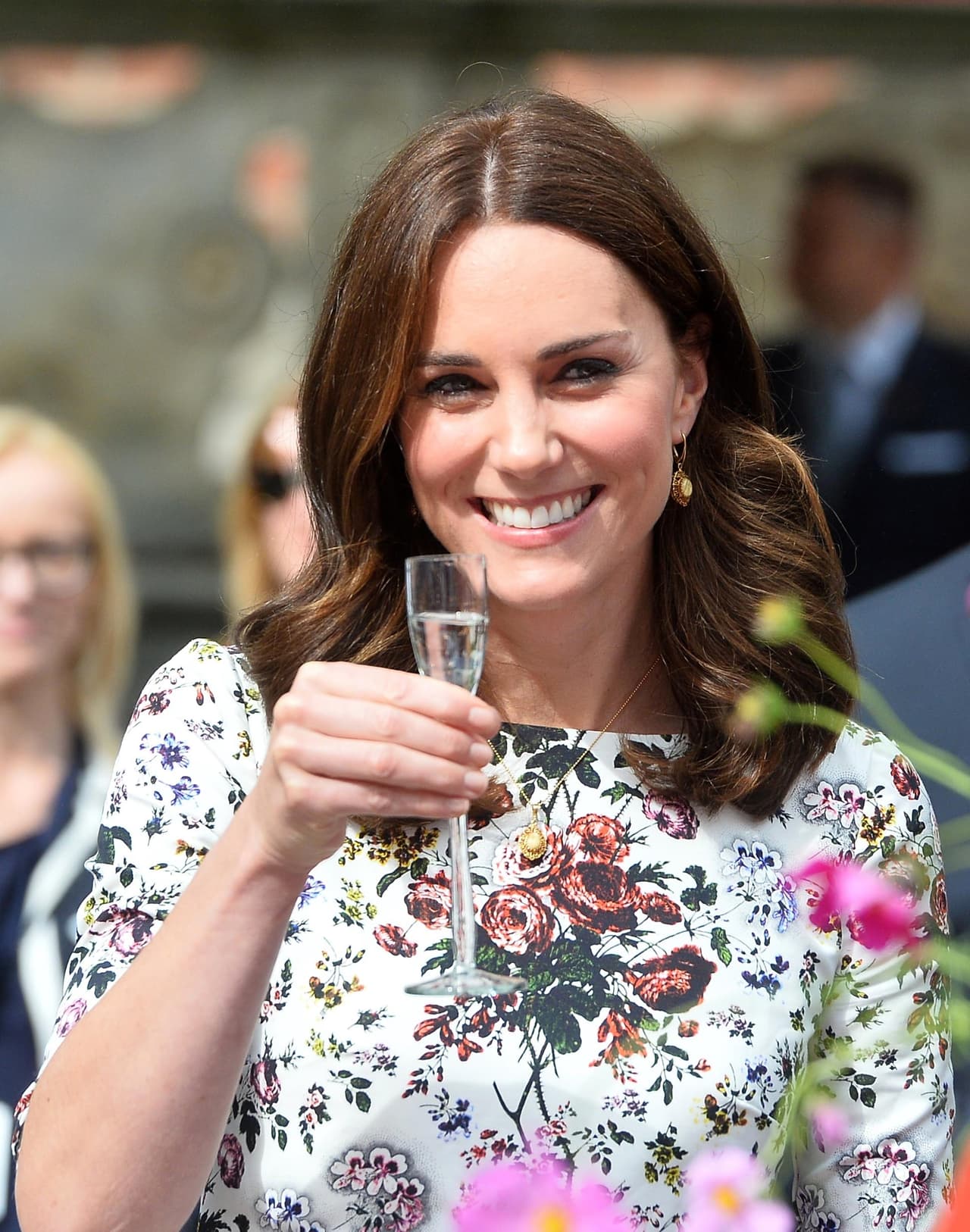 Radiante Kate Middleton, luciendo un vestido del diseñador Erdem Moralioglu (valorado en 264 dólares), segundos antes de probar la vodka que contiene hojuelas de oro.