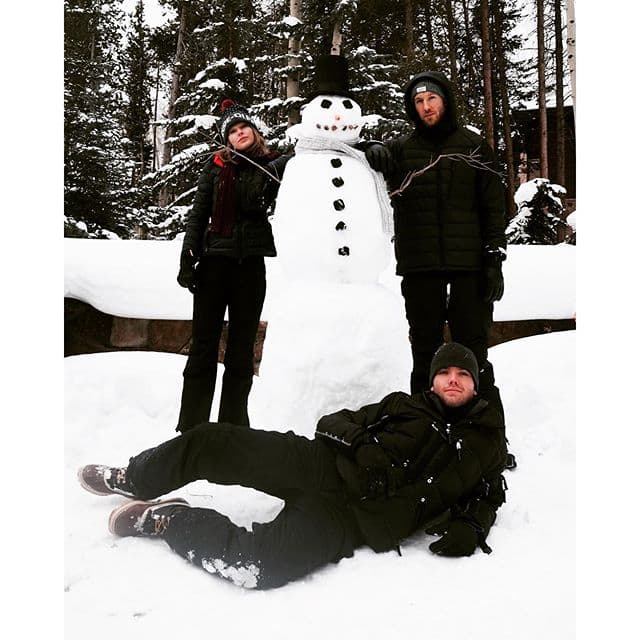 Taylor Swift disfruta de la nieve haciendo un muñeco de nieve.