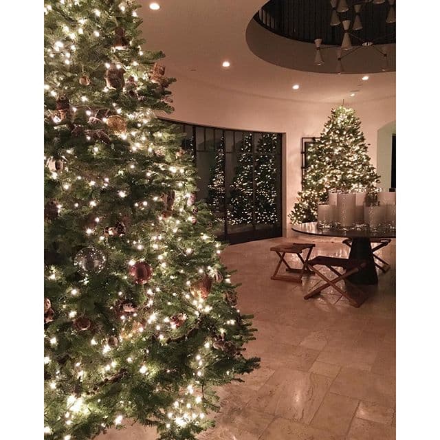 Kourtney Kardashian por su parte prefiere más de un arbolito de navidad...
