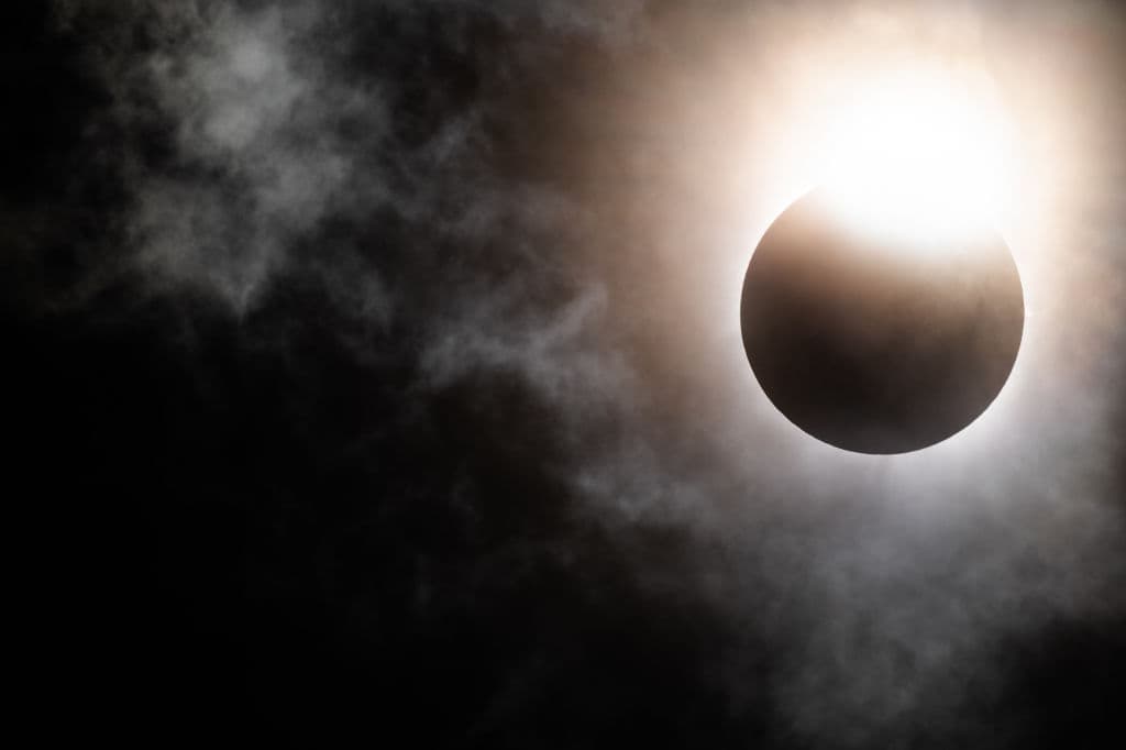 Estudiantes universitarios lanzaron más de 600 globos meteorológicos a lo largo de toda la ruta del eclipse, proporcionando transmisiones en vivo mientras estudian los cambios atmosféricos.