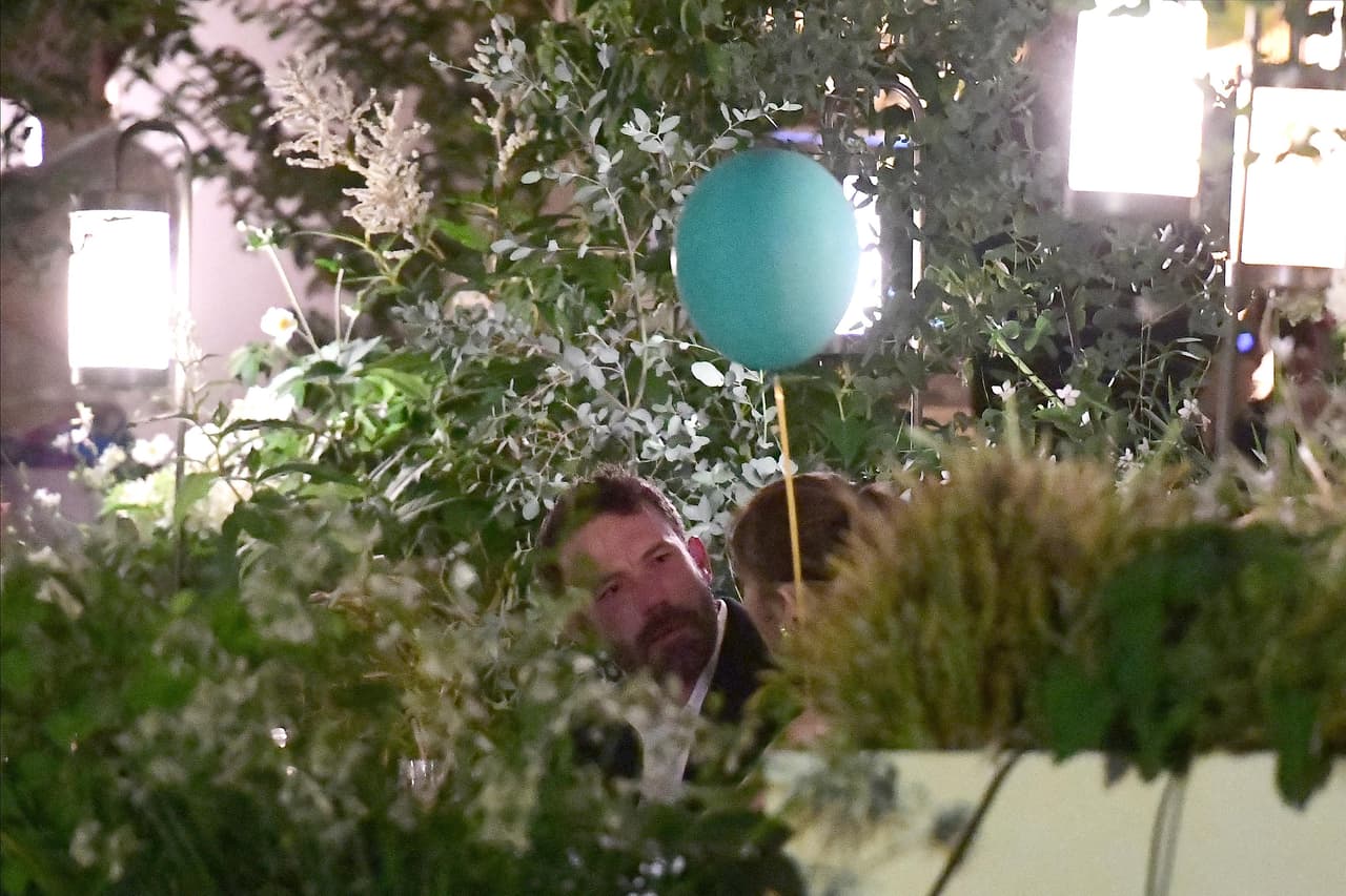 Pues tras haberlo visto en 'los brazos de Morfeo', ahora fue captado llorando en público y sin reparo alguno. 
<br>