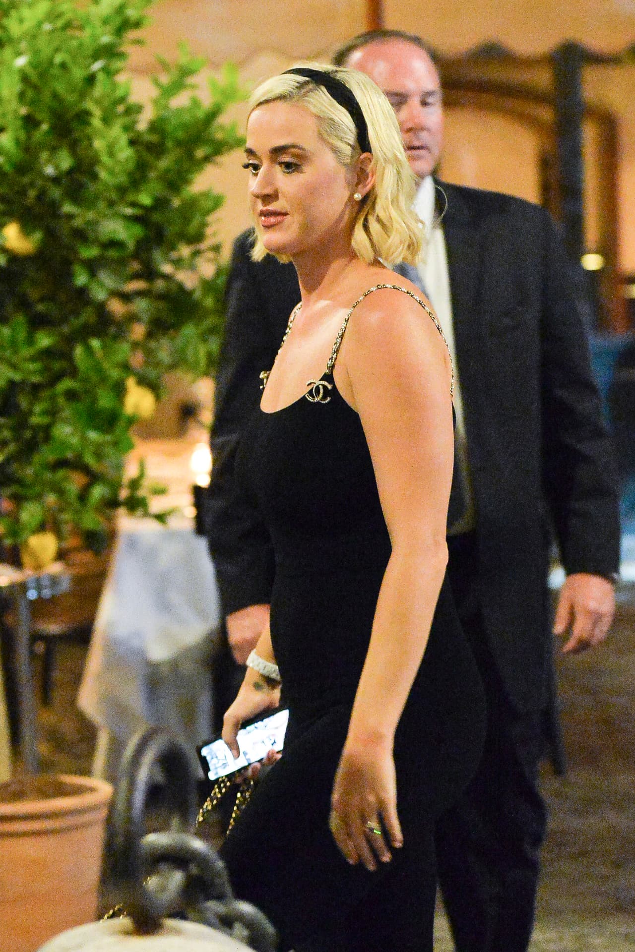 Para la ocasión la intérprete de 'Dark horse' usó un mono negro Chanel con tirantes de cadena dorados.