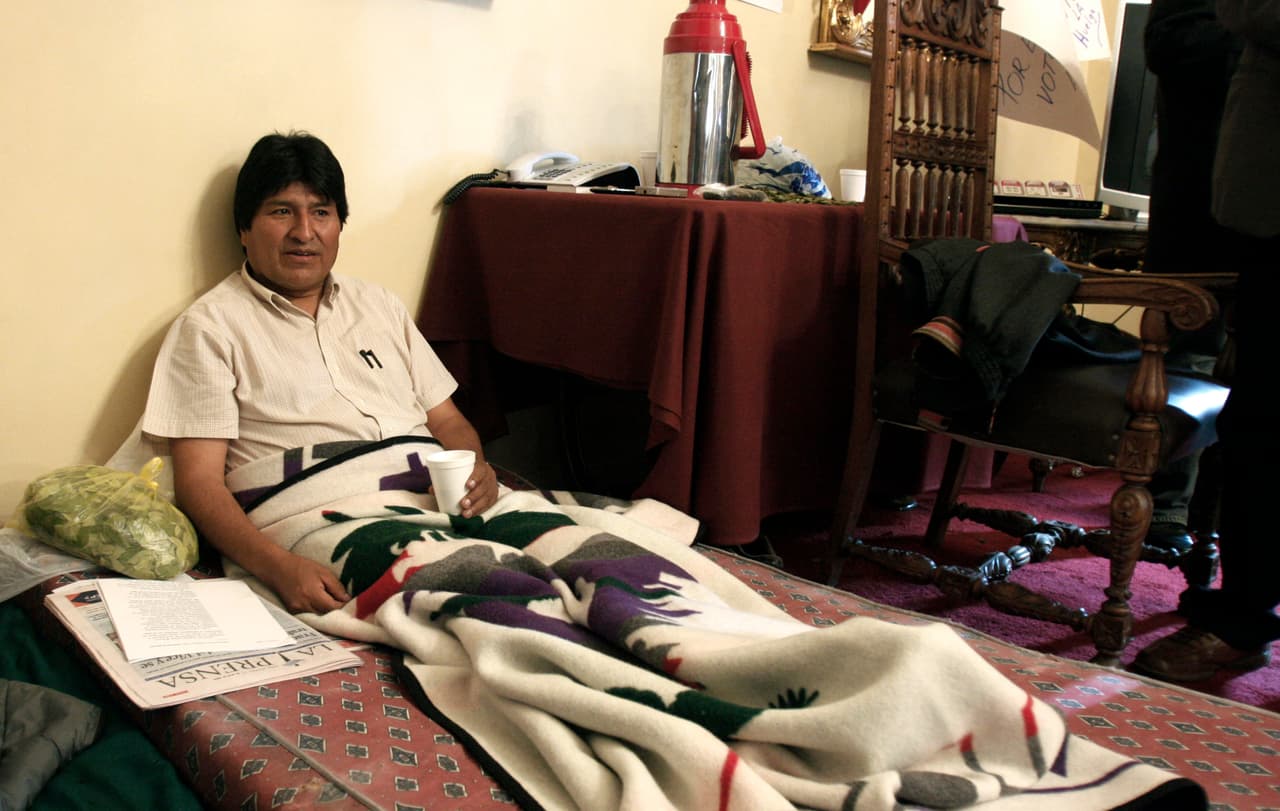 En 2009, fue aprobada la nueva Constitución y Morales pudo competir para un nuevo mandato y le dio el poder para disolver el parlamento. Ese mismo año, Morales firmó una ley para autorizar la anticipación de las elecciones y fue reelegido con un 64.2 % de los votos para otros cinco años en el poder. Su partido, además, ganó el control de las dos cámaras del Congreso. En la fotografía, Morales durante una huelga de hambre que hizo para presionar al legislativo por la aprobación de la elecciones adelantadas.