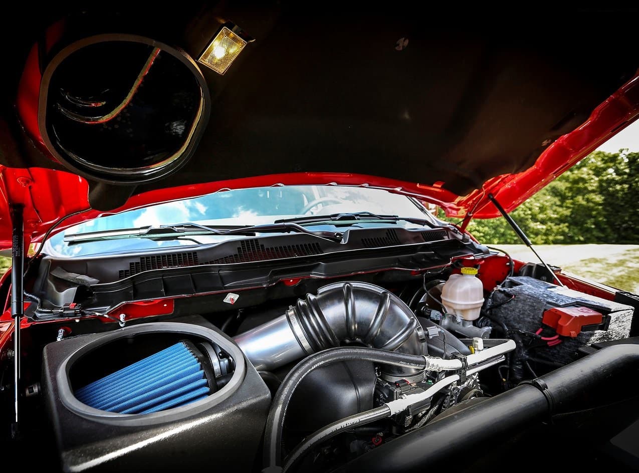 La versión más poderosa de la Ram 1500 Night 2017 cuenta con un motor V-8 HEMI de 5.7 litros que genera 395 caballos de fuerza así como 410 libras-pie de torque. Tendrá una transmisión automática de ocho cambios, y un rendimiento de gasolina de 15 millas por galón en ciudad y 22 en carretera.