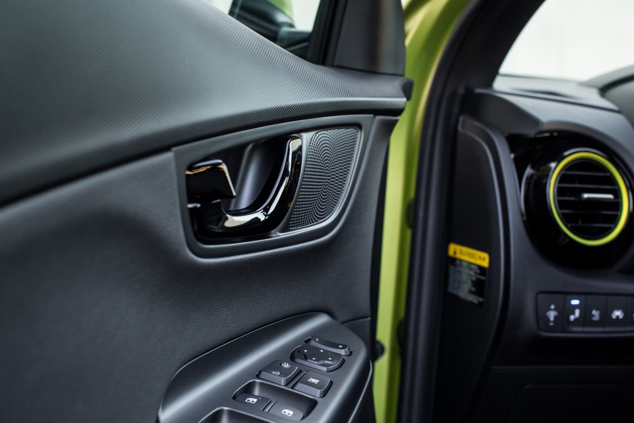 <b>Hyundai Kona 2018</b>
<br>Combina diferentes plásticos en la cabina, duros y brillantes,