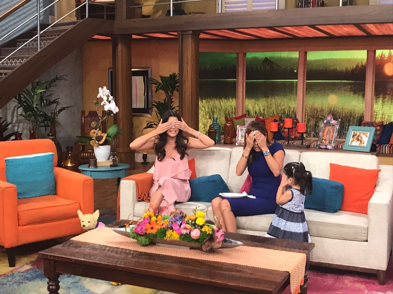 Su tía Karla y su mamá estaban felices jugando con ella.