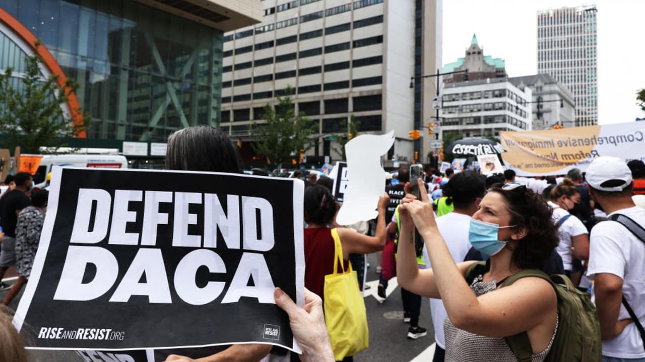Gobierno anuncia nuevo reglamento de DACA para protegerlo de desafíos legales