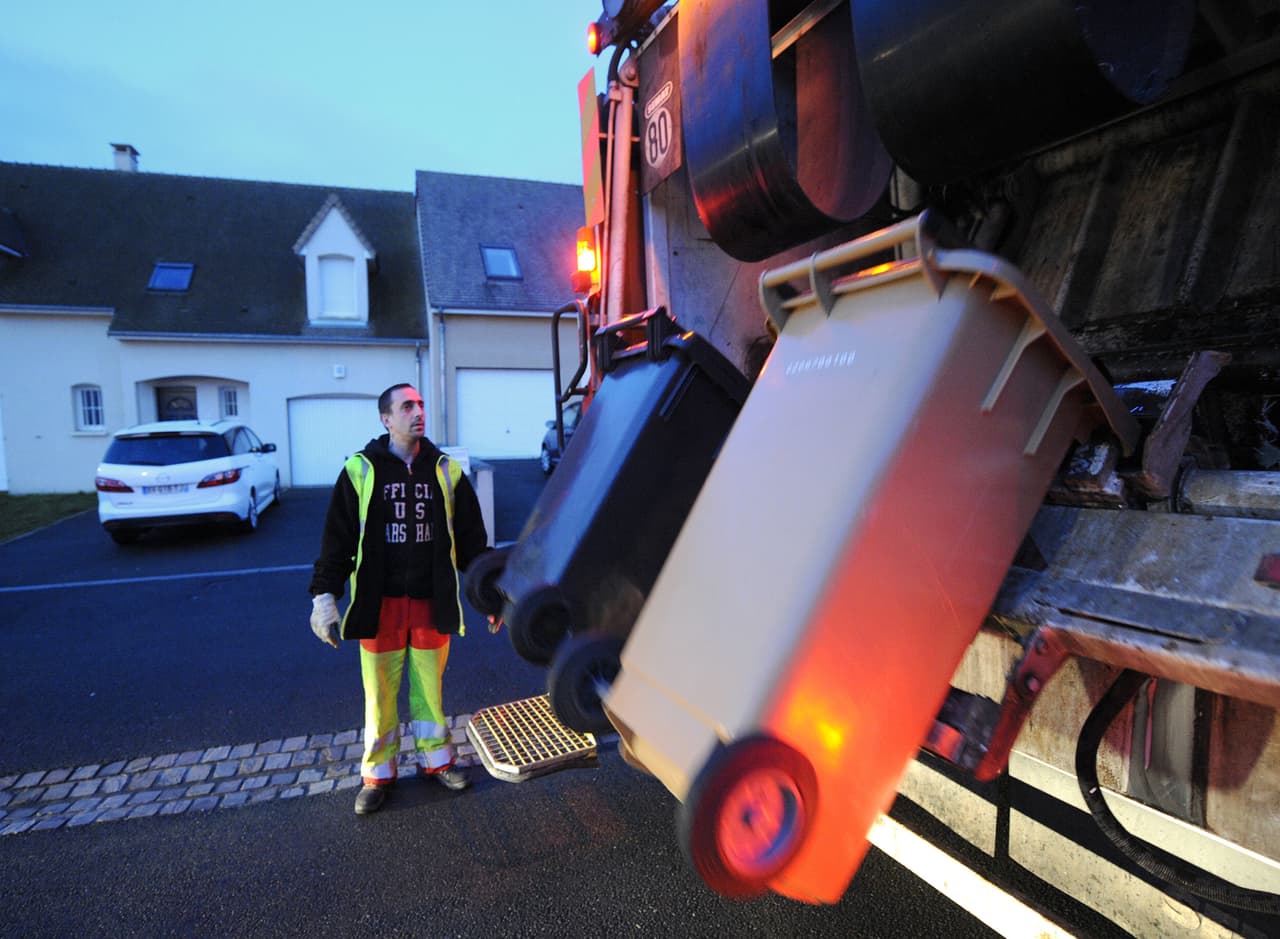 La ciudad dijo que está tratando esto como un día festivo o un evento meteorológico, lo que significa que los recolectores recogerá cualquier basura adicional que pueda haberse acumulado debido al retraso en el servicio.