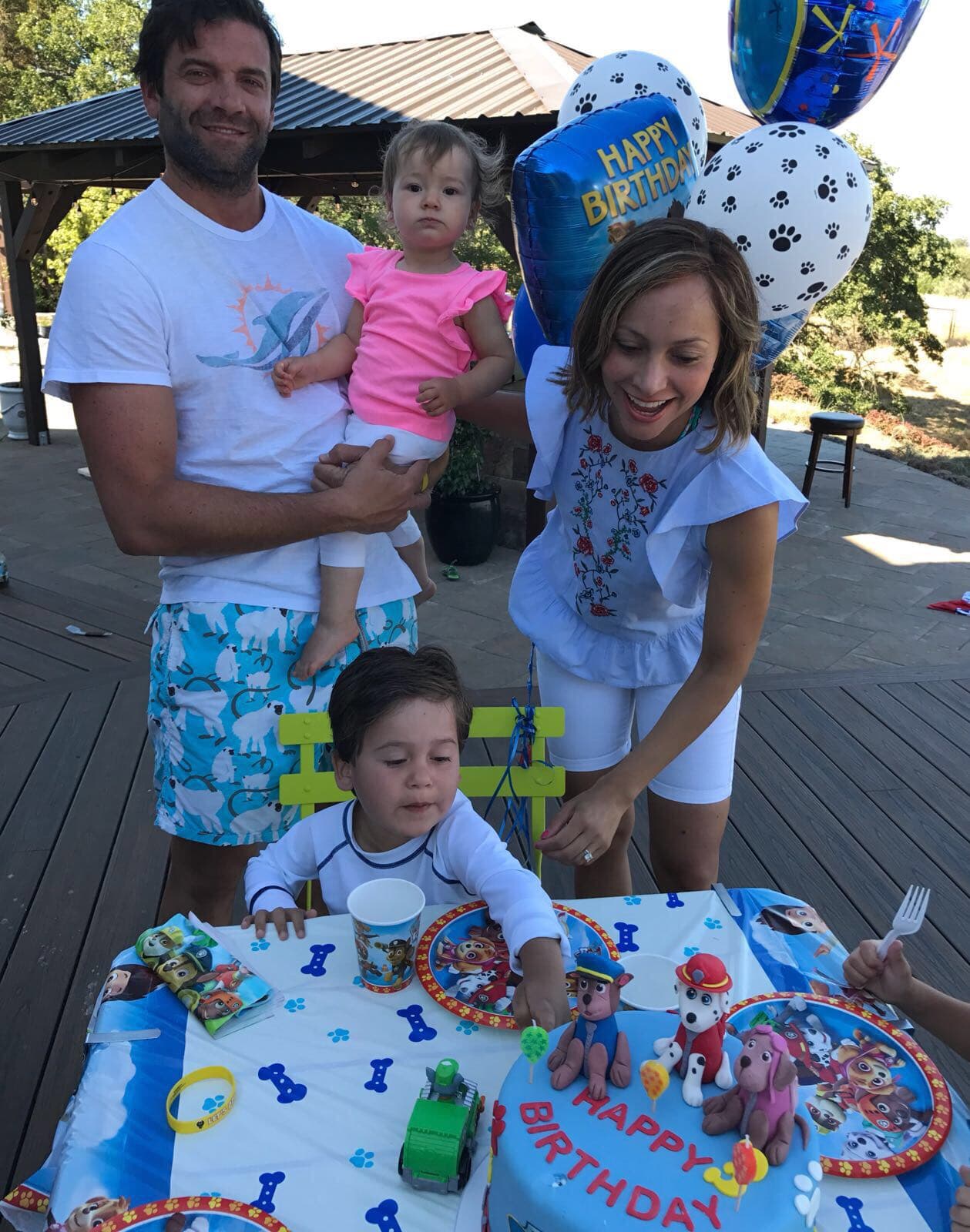 Para el cumpleños número tres de Bruce, Satcha preparó un festejo familiar muy cerca de la naturaleza , en el que su esposo Aaron y su hija Alana fueron los invitados principales.