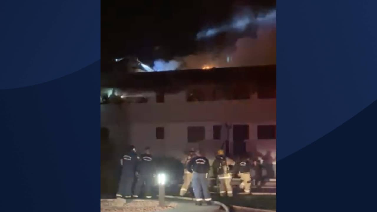 El incendio desplazó por lo menos 24 personas. “Un hombre fue tratado por quemaduras leves y trasladado a un hospital local en condición estable”, indica el departamento de bomberos de Phoenix.
<br>