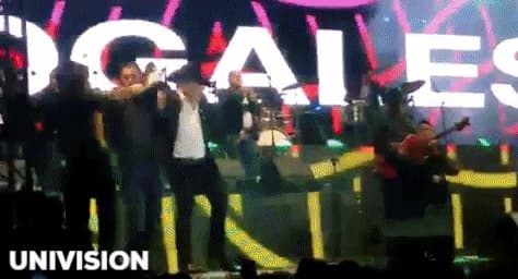 <b>Julión Álvarez </b>aventó a una fan luego de que quería darle un beso y ella le dijo que quería tener intimidad con él, la fan se encontraba en estado de ebriedad.