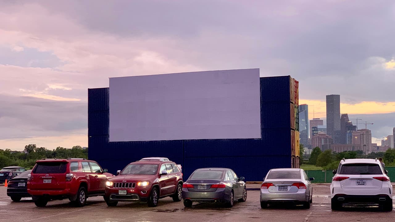 La pantalla mide 40 pies por 80 pies y está hecha con enormes contenedores.