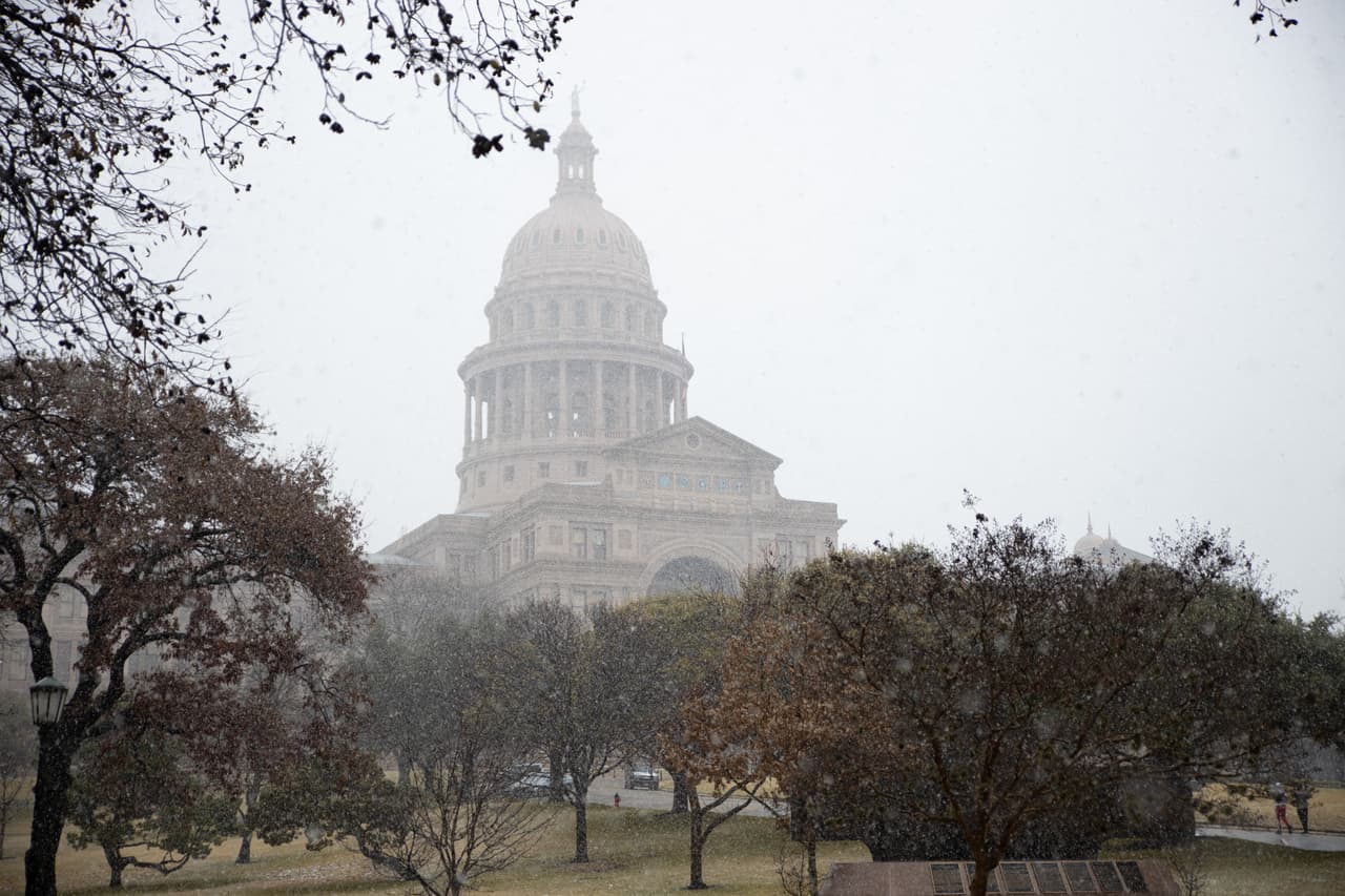 Algunas regiones recibieron más nieve de la que ha caído en décadas. Según el Servicio Nacional de Meteorología, el sistema de tormentas trajo varias pulgadas de nieve a 
<a href="https://www.univision.com/local/austin-kakw/una-estampa-invernal-asi-luce-el-capitolio-de-texas-tras-nevada-video">algunas áreas que generalmente no ven un clima tan invernal, como Austin y College Station.</a>