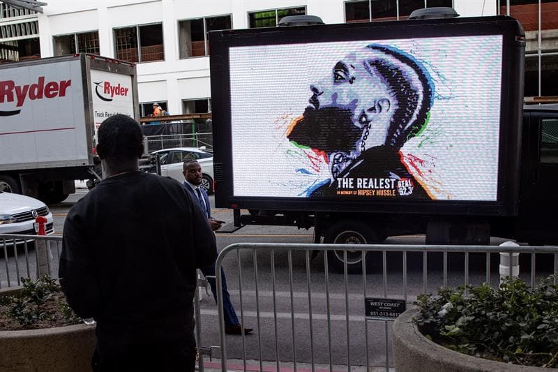 Y aún cuando la entrada a la ceremonia fue limitada, se estima que otros miles de fanáticos se unan en la procesión de 25 millas que recorrerá las calles de la ciudad desde el centro de la ciudad y hasta el sur de Los Ángeles.
<a href="https://www.univision.com/local/los-angeles-kmex/miles-de-fanaticos-dan-el-ultimo-adios-al-rapero-nipsey-hussle">Encuentra toda la información del recorrido aquí. </a>
