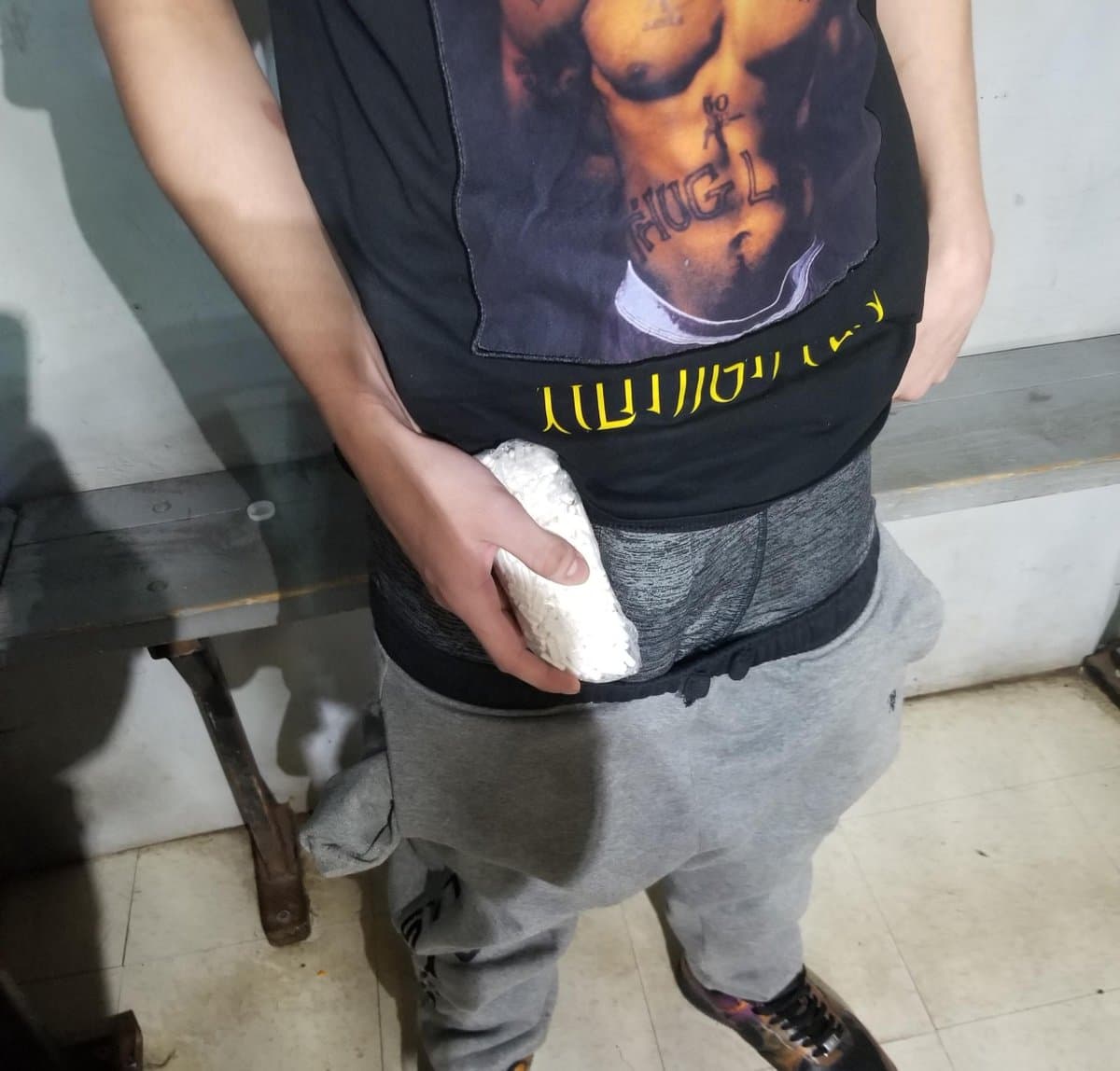 Agentes de la Patrulla Fronteriza de la estación de Nogales arrestaron a un ciudadano estadounidense en el puesto de control de la carretera 19 que conduce de Nogales a Tucson. El hombre intentaba pasar de contrabando 278 gramos de presunto fentanilo debajo de su ropa.