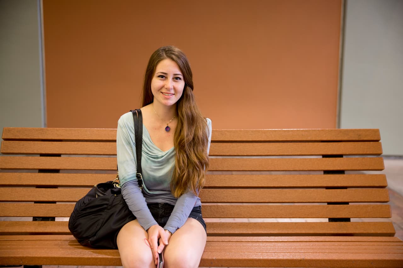 Liz Demroe. 18 años. Estadounidense de padres turcos. "Creo que escogeré a Hillary, pues tiene más experiencia. Ha sido honesta sobre el caso de sus correos electrónicos, por ejemplo. Tiene sustancia. Trump solo dice cosas de las que no tiene pruebas: (los republicanos) son hipócritas, contratan trabajadores sin papeles, pero se oponen a la inmigración ilegal”.