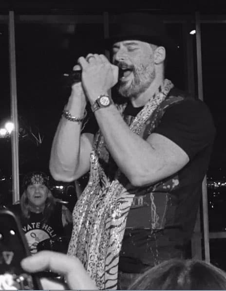 Interpretando el clásico de Guns N' Roses "Sweet Child O' Mine".