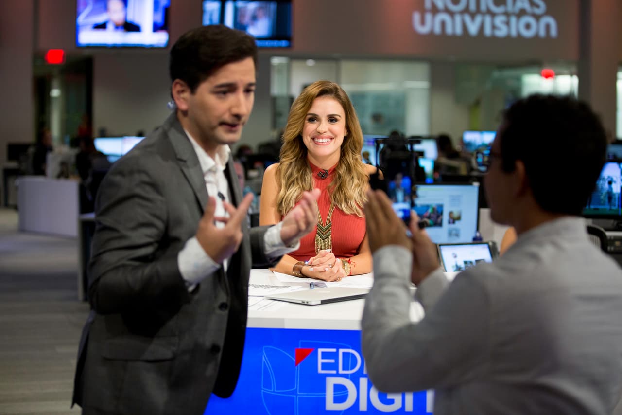 Javier Olivares y Carolina Sarassa interactúan con el público que mira el nuevo programa a través de redes sociales.