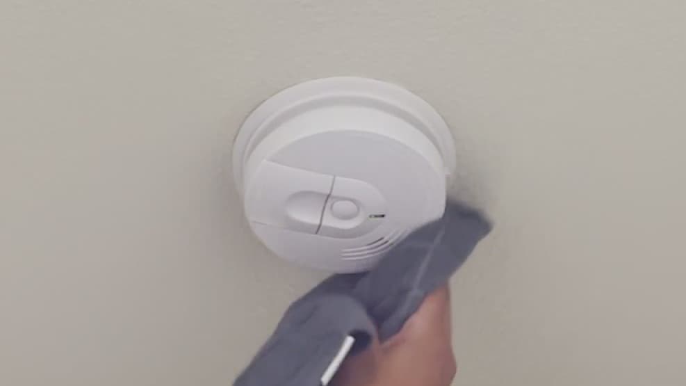 Tener un detector de humo en casa puede salvarte la vida. Expertos explican dónde deben instalarse, cuál es el mantenimiento que deben tener y quién es el responsable de instalarlo.