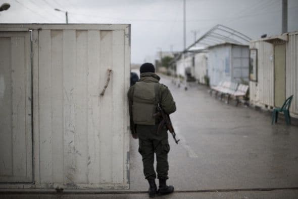 Los próximos pasos del movimiento islamista Hamás y de Israel son claves para detener la espiral de violencia que estalló el miércoles en la zona, en un aparente intento de la Yihad Islámica de arrastrar a ambas partes a un nuevo conflicto armado. "Israel considera a Hamás responsable de todo lo que ocurre (en Gaza): es el que ejerce la soberanía y el que debe responder por todo lo que ocurre", declaró un alto mando militar israelí en la zona, que reconoció que en los últimos meses no ve a milicianos de este grupo "participar en acciones terroristas". Para la Yihad Islámica, lanzar cohetes es "un medio excelente para avergonzar a Hamás, con el fin de demostrar que son ellos los que definen la agenda (política) en Gaza, mientras Hamás ha abandonado la yihad y la resistencia (armada) en busca del poder", escribe hoy el experto israelí en asuntos árabes y de Oriente Medio, Avi Isajarov. Organización mucho más pequeña, versátil e ideológica que Hamás, y sobre todo sin responsabilidades de gobierno, la Yihad trata de reavivar la lucha armada y "hace grandes esfuerzos para arrastrar (a ambas partes) a un nuevo conflicto", apelando en esta ocasión a la muerte de tres de sus hombres. Netanyahu debe decidir ahora "si quiere más violencia o seguir el toma y daca habitual con las milicias", subraya el académico.