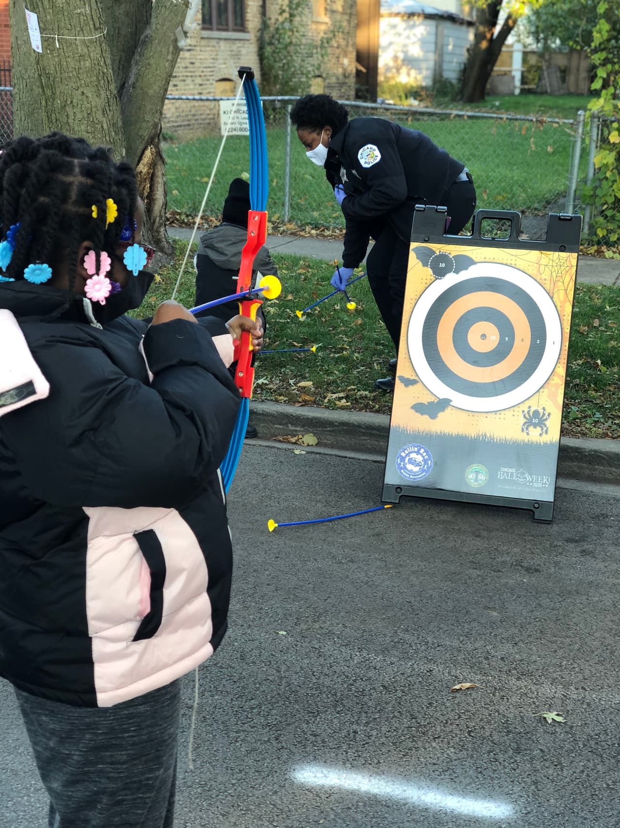 <h3 class="cms-H3-H3">Pintura de calabaza y fiesta de disfraces en Mozart</h3>
<br>Parque Mozart (Amadeus), 2036 N. Avers Ave.
<br>
<b>Lunes 25 de Octubre</b>
<br>
<b>4:00. - 6:00 p.m.</b>
<br>Edades: 4+
<br>Únase a nuestra fiesta de disfraces y pintura de calabaza de Halloween en Mozart Park. Estamos ansiosos por ver a todos en sus mejores trajes de Halloween.
<a href="https://anc.apm.activecommunities.com/chicagoparkdistrict/activity/search/detail/402457?onlineSiteId=0&locale=en-US&from_original_cui=true" target="_blank">¡Registrarse aquí!</a>