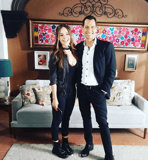 “Día de pruebas, acá la linda y risueña actriz y compañera Camila Sodi. La pasamos bien, Cami, ¡bendiciones a tu familia!”, escribió como leyenda en Instagram Alejandro Peniche.