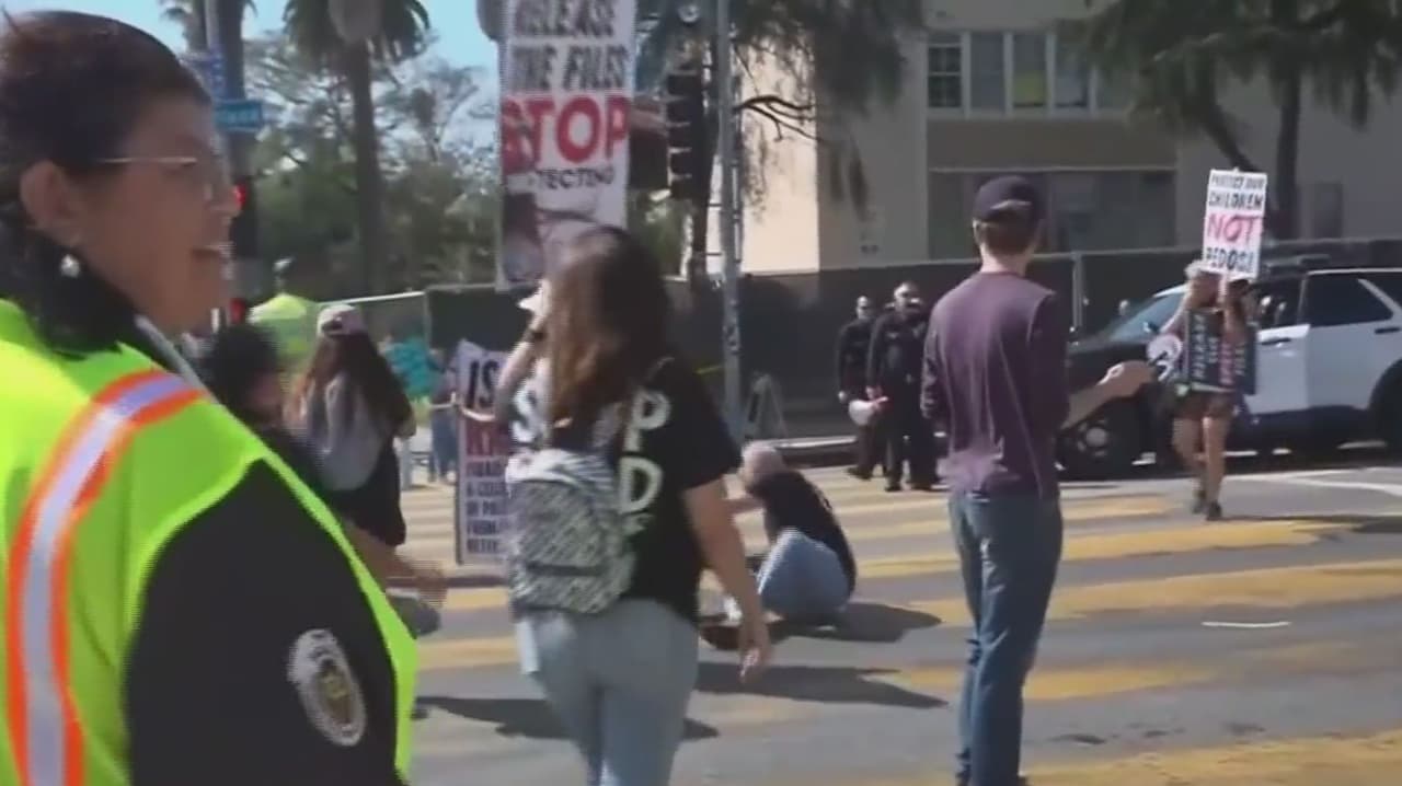Premios Oscar: Policía de LA arresta a manifestantes que protestaban por el caso Jeffrey Epstein