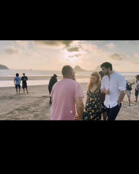 “La emoción y la adrenalina nos quitan el sueño por las noches cuando toca descansar y seguir soñando. El corazón en la mano y el ego lejos de este proyecto”, indicó en el texto con el que acompañó el clip.