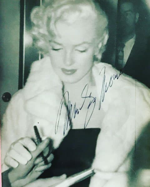 Todo verdadero fan de Thalía sabe que es gran admiradora de Marilyn Monroe, por eso Tommy le regaló una foto autografiada por la actriz: "Y como #fan, ¡tener una foto autografiada es un tesoro!! @marilynmonroe en su universo interno, firmando a un admirador, mientras #joedimaggio espera por ella. #tesoromio #fan #marilynmonroe #4ever #regalodenavidad #luckyme".