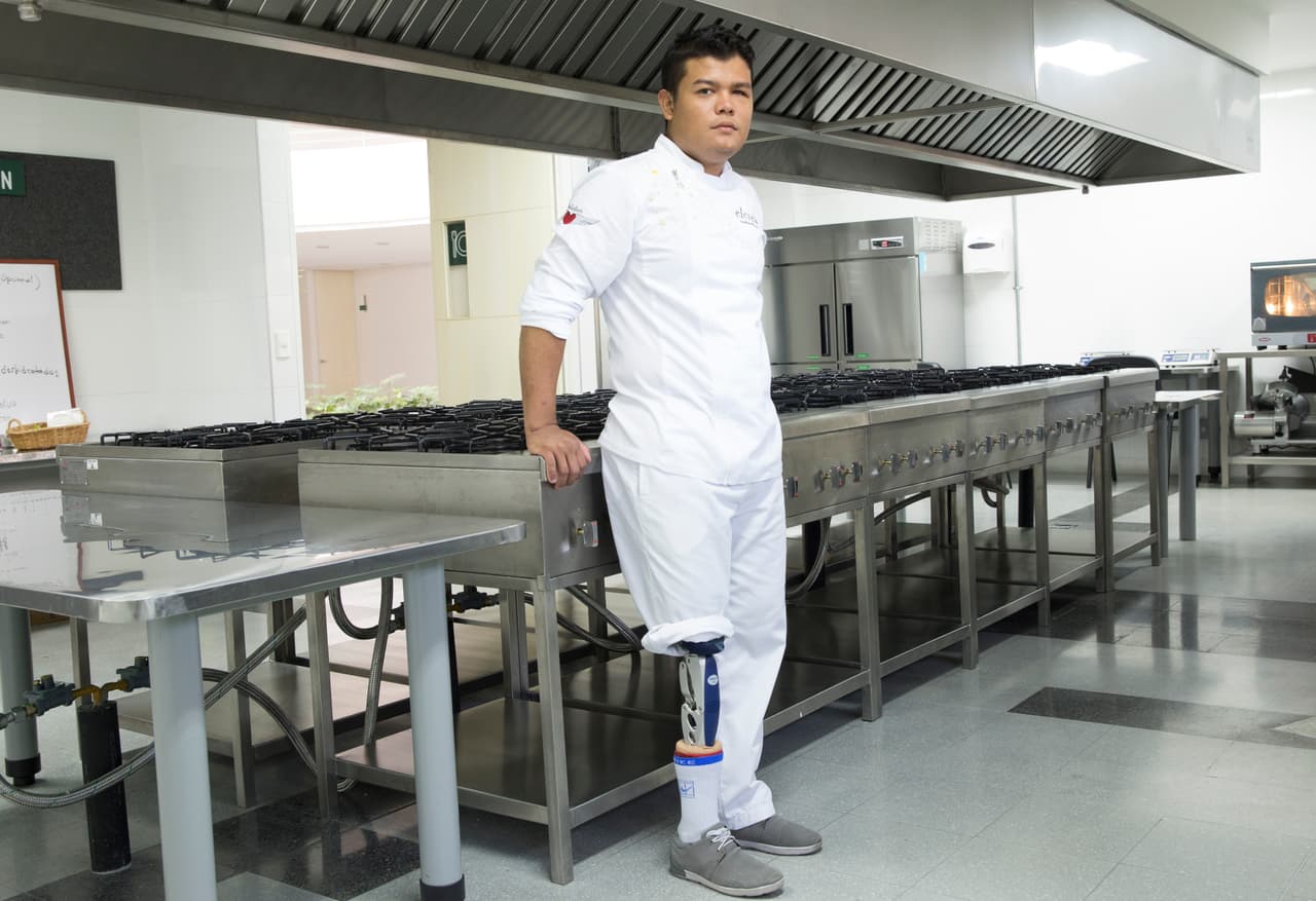 El exsoldado amputado Rubén Darío Romero Díaz es uno de los cocineros de El Cielo en Medellín.