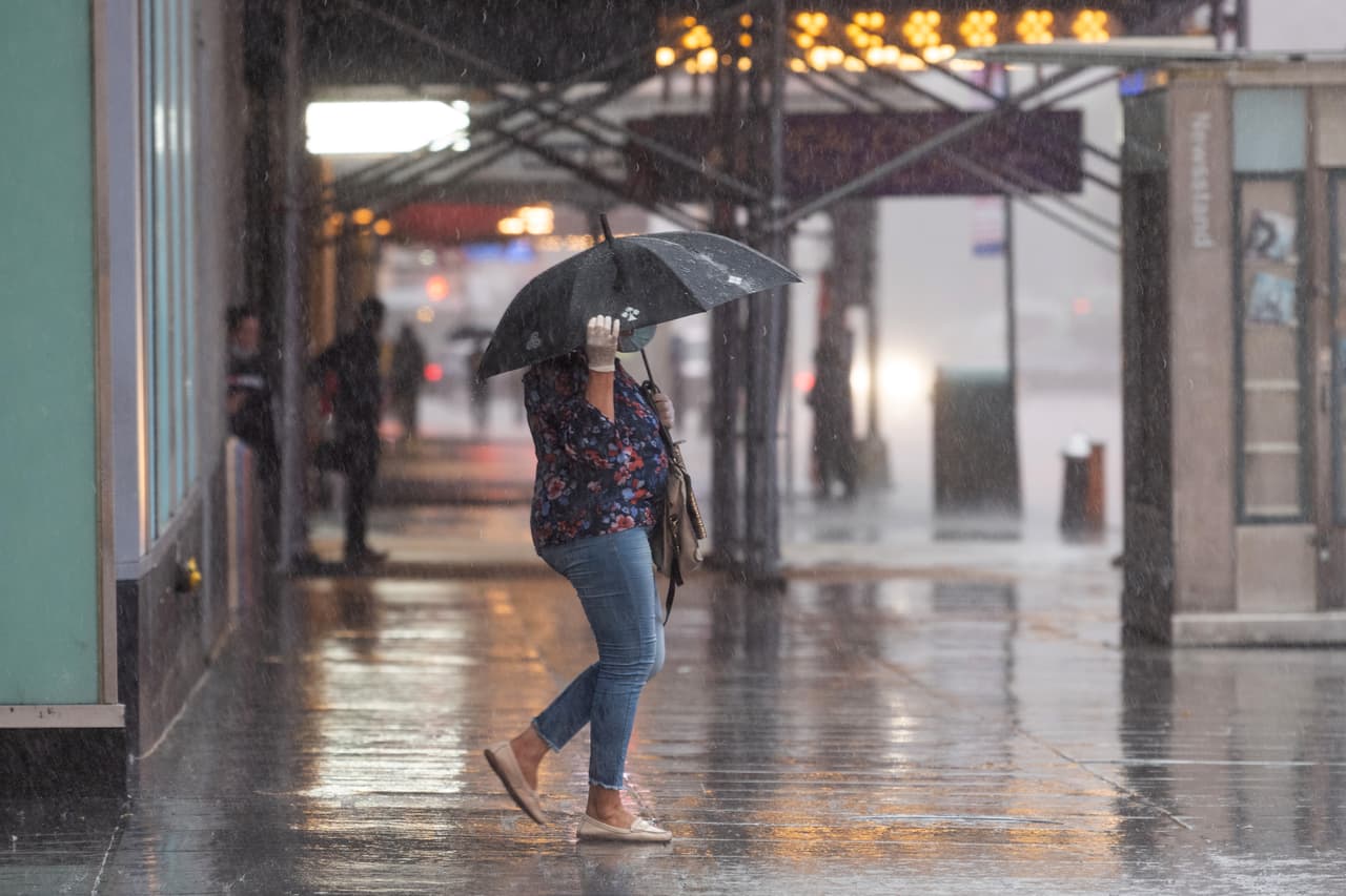 Reportan daños y apagones masivos tras fuertes lluvias y vientos en el área tri-estatal