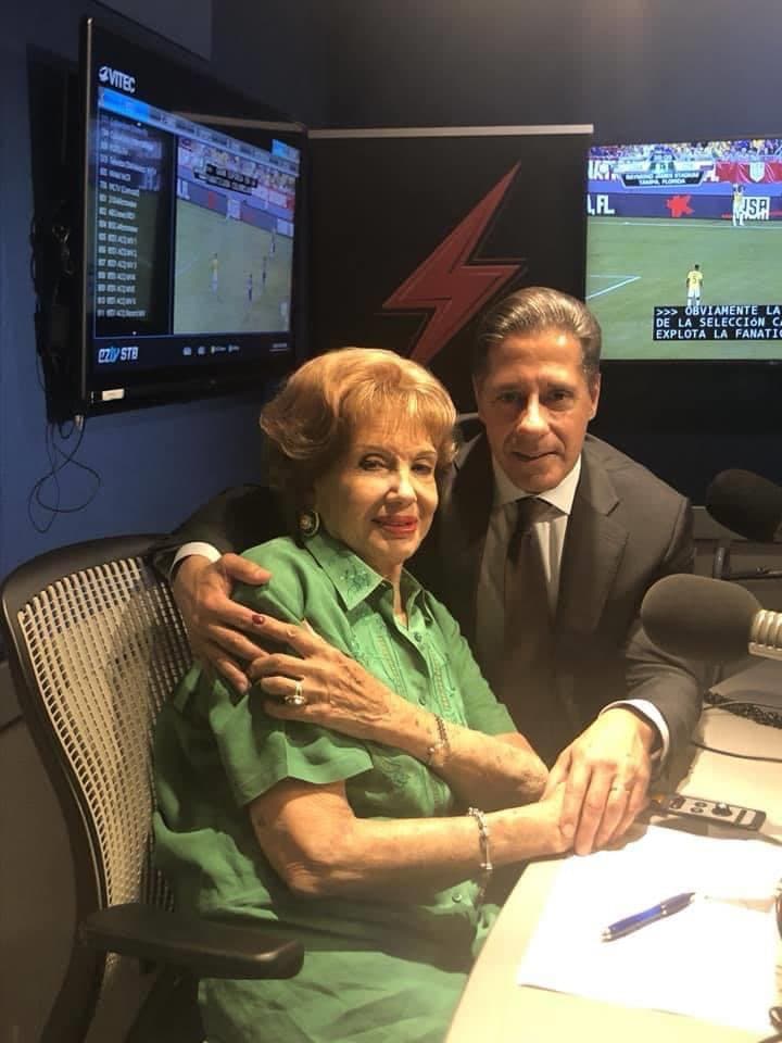 El superintendente de las escuelas públicas de Miami-Dade, Alberto Carvalho, también lamentó la partida de "La reina de la noche". "Una luz muy brillante se ha apagado después del fallecimiento de la talentosa e incomparable Martha Flores", dijo Carvalho.