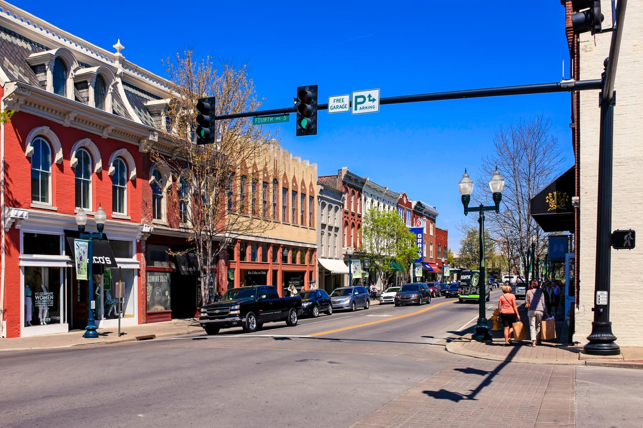 <b>Franklin, Tennessee</b> 
<br>Fue catalogada como la 32 ciudad más segura de Estados Unidos. A menudo es reconocida por el Franklin Theatre, el cual se ha convertido en uno de los lugares más preciados de la nación. Alberga una variedad de artistas como Sheryl Crow, Vince Gill, Keb 'Mo', Jason Isbell entre otros.
<br>
<br>
<br>
<b>Población: </b>76,995. 
<br>
<b>Ingreso promedio: </b>$92,589. 
<br>
<b>Promedio de seguridad:</b> 90.60.