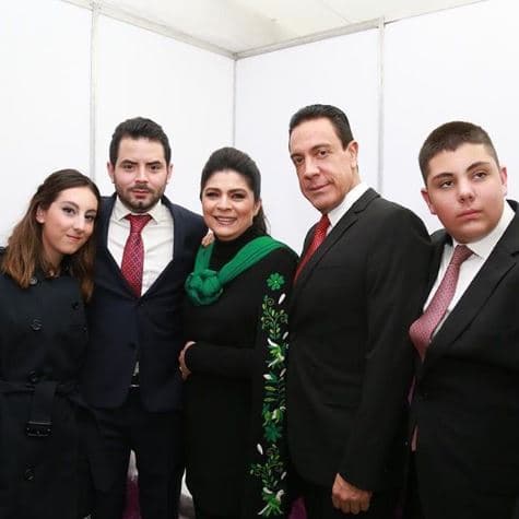 Así lució la familia de la protagonista de 'Corona de lágrimas' durante el acto encabezado por Omar Fayad en el estado de Hidalgo por las festividades del grito de Independencia de México.