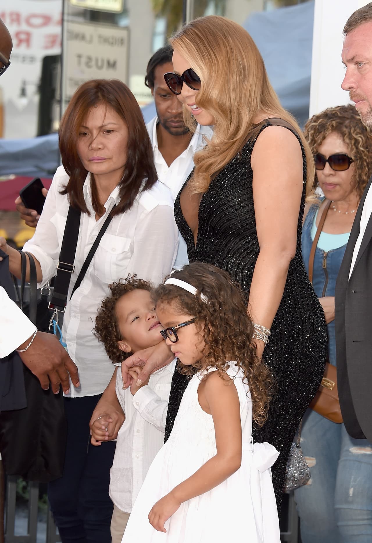 Es una sexy mamá de tiempo completo.