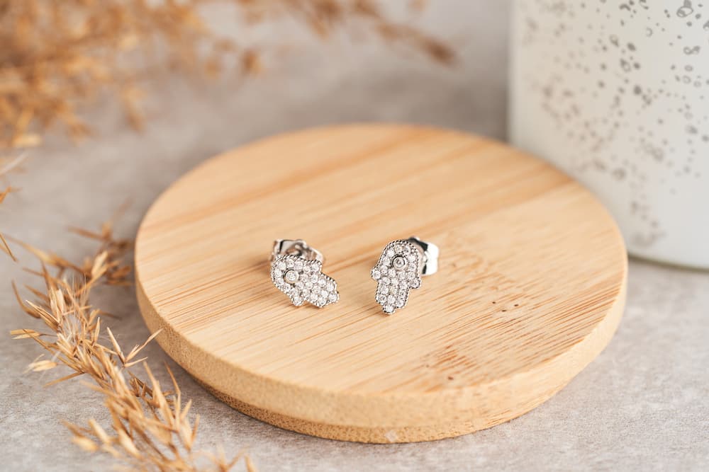 <h3 class="cms-H3-H3">Diamantes </h3>
<br>
<br>El diamante es el cristal más duro que existe. Su estructura se conforma de presión y tiempo. Te ayudará a estar en armonía y a mantener el buen ánimo. Es una poderosa herramienta para equilibrar la energía amorosa, atraer éxito y abundancia.
<br>