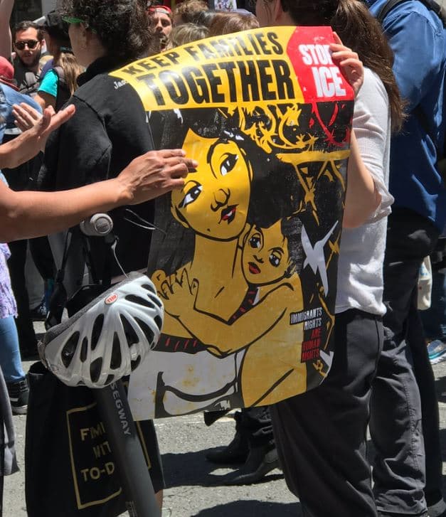 Otras demandas de la protesta incluyeron la retención de fondos para detener y deportar a los migrantes y reunir a las familias.