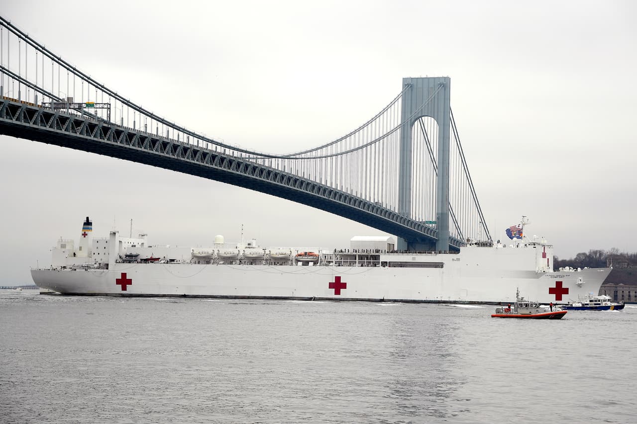 <b>Ayuda militar a Nueva York. </b>El buque hospital USNS Comfort a su llegada a la Gran Manzana el lunes 30 de marzo. Este hospital militar tiene 1,000 camas y 12 quirófanos que podrían estar en funcionamiento en las próximas 24 horas.