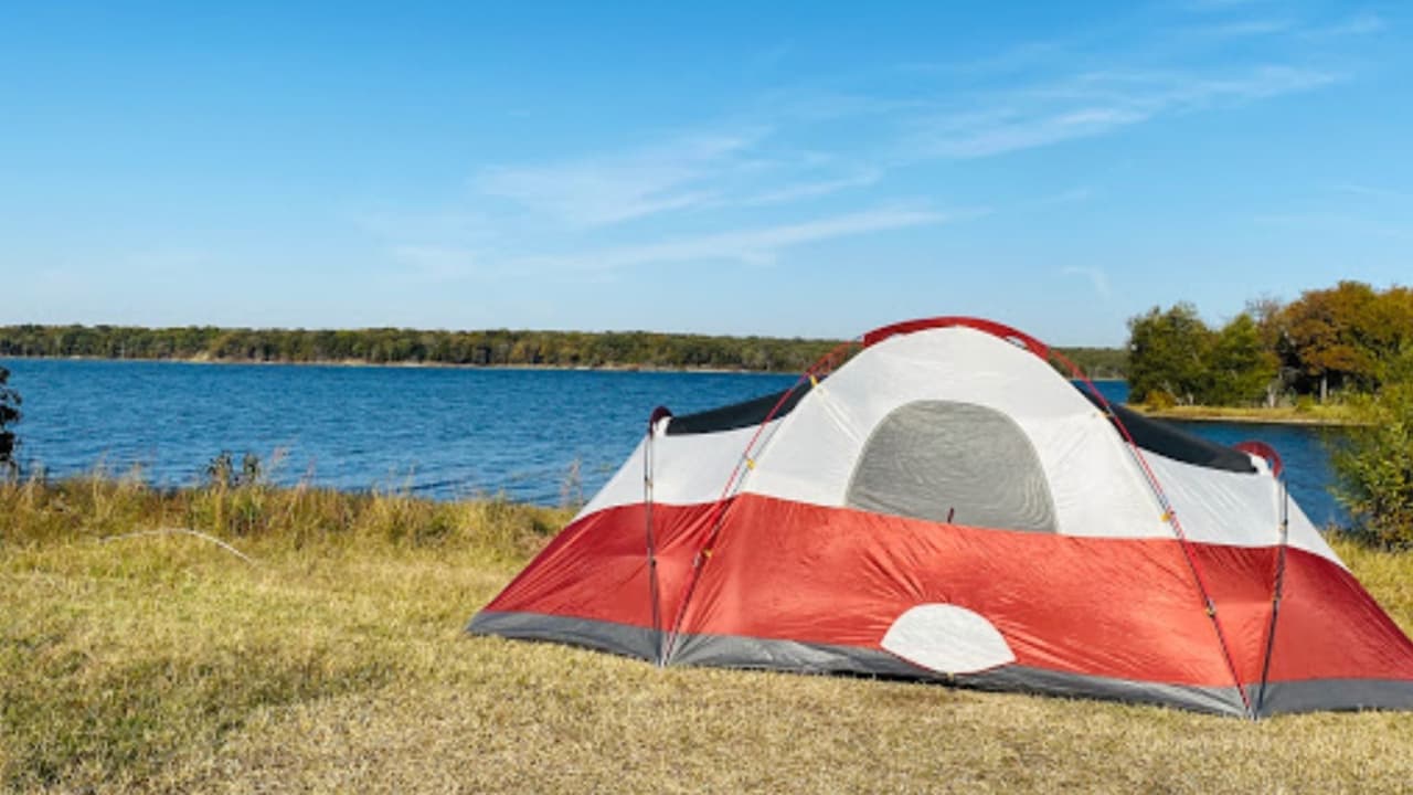 Si buscas acampar en familia, puedes visita el 
<b>Lake Ray Hubbard</b> dentro de Lakeside, muy cerca de Rowlett. "Es muy tranquilo, sano y limpio. La puesta del sol espectacular", describe el visitante Walter Estrada.