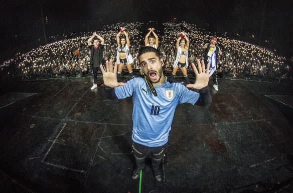 Maluma adora terminar sus conciertos sacándose fotos con el público atrás y en ellas siempre pone divertidos gestos.