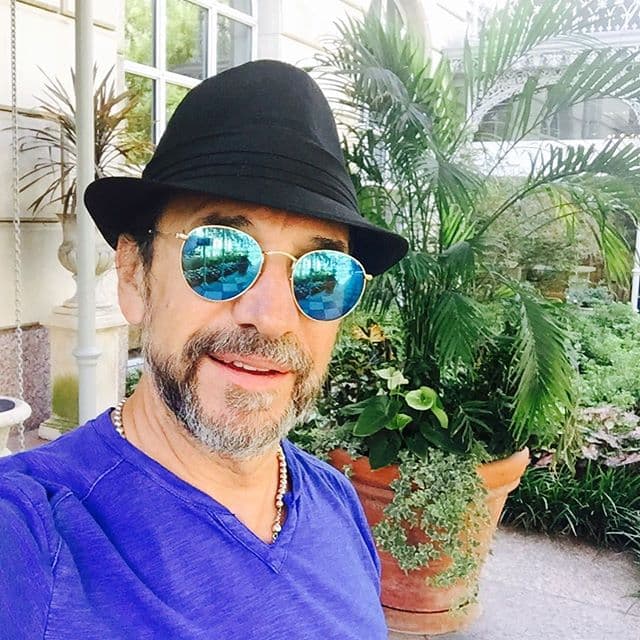 En este mismo año el tema "Si no te hubieras ido" se convirtió en la canción más sonada tanto en Estados Unidos como México. Además, esta canción fue parte del soundtrack de la película mexicana "Y tu mamá también".