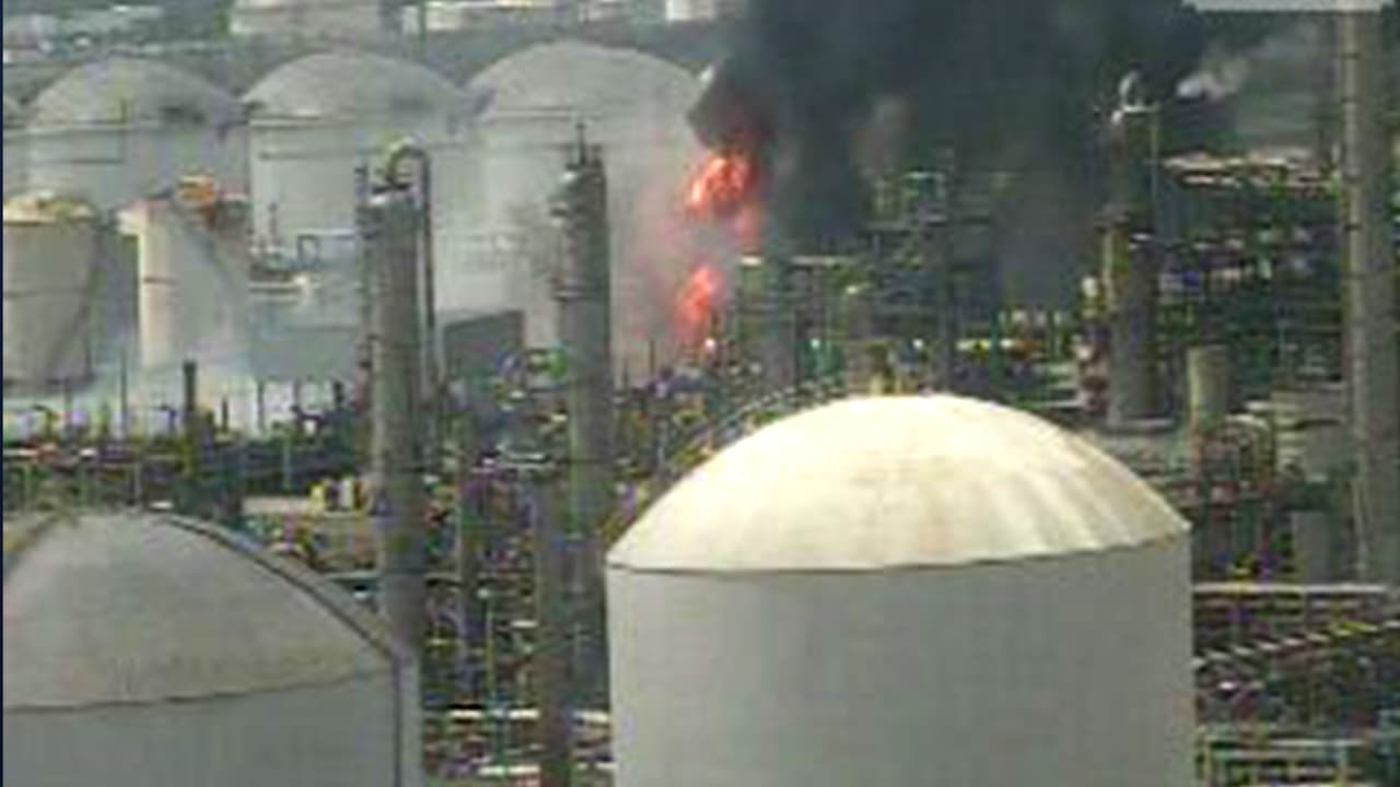 Una persona ha sido transportada al hospital tras un incendio en una refinería de Pasadena 