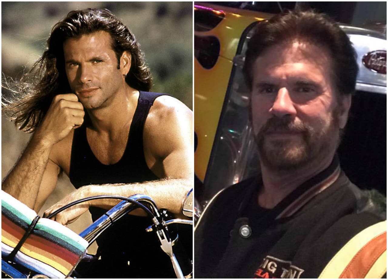 <b>Lorenzo Lamas</b> era
<b> ‘El Renegado</b>’ y, además de salir en la serie como protagonista, era rostro recurrente de revistas, comerciales y demás artículos promocionales de la época. Hoy tiene 59 años y sigue con su imagen de rudo motociclista.