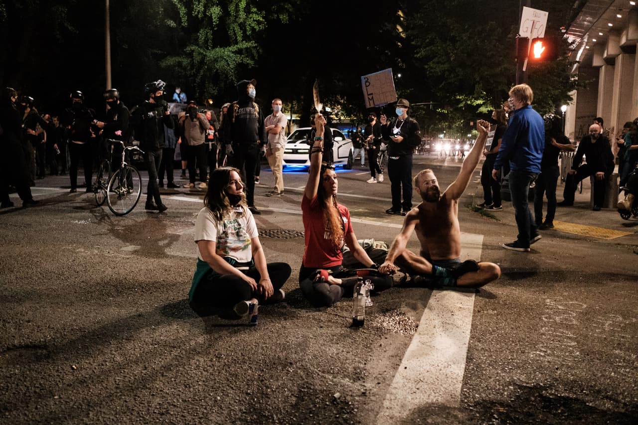 Manifestantes cerca del centro judicial del condado de Multnomah el 17 de julio pasado. Ese lugar ha sido el epicentro de las protestas en Portland. Los agentes federales han acusado al menos a 13 personas de delitos relacionados con las manifestaciones en esa ciudad, de acuerdo con reportes hasta el jueves.
<br>
<br>Algunas fueron detenidas cerca del tribunal federal, pero otras fueron arrestadas a cuadras de distancia.