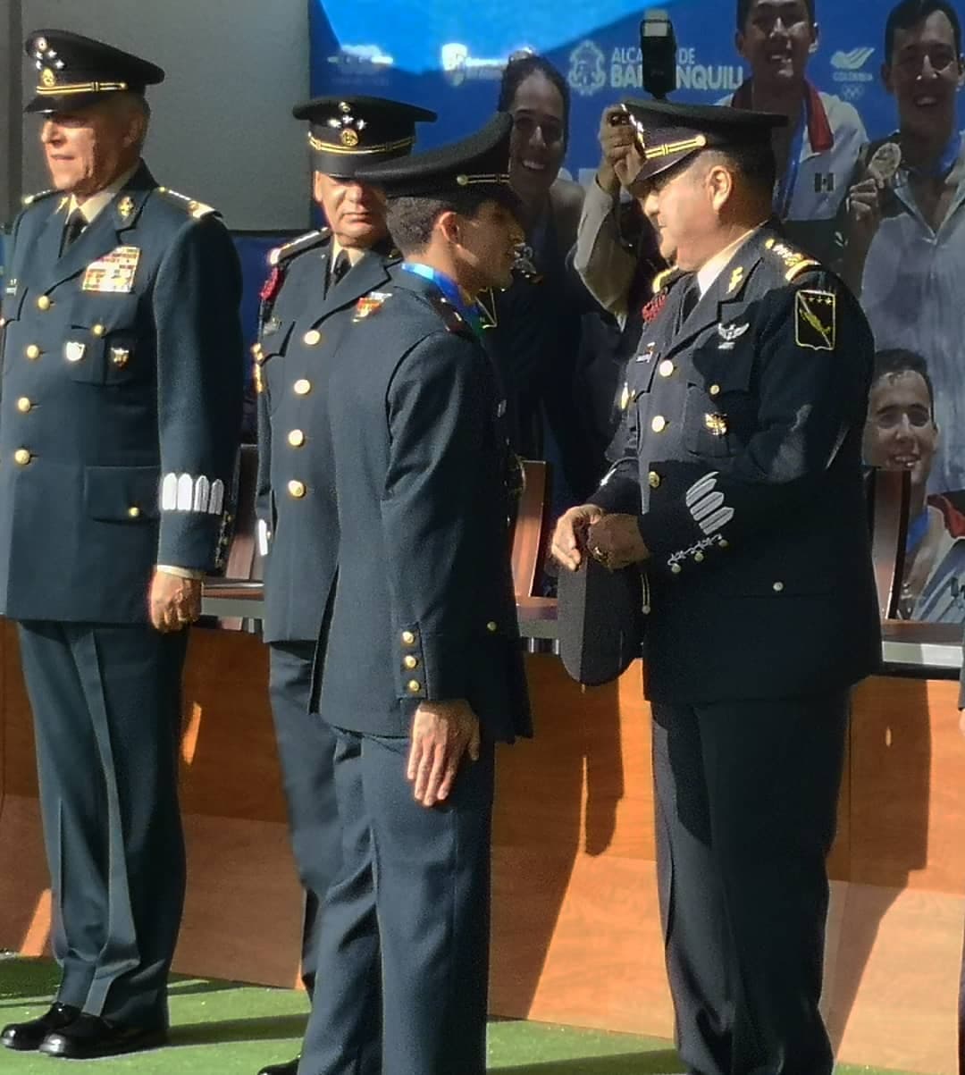 Aquí el momento en que funcionarios de la Sedena le entregan el título a Rommel en la ceremonia que celebró a los deportistas militares de alto rendimiento que obtuvieron medallas en los Juegos Centroamericanos y del Caribe Barranquilla 2018.