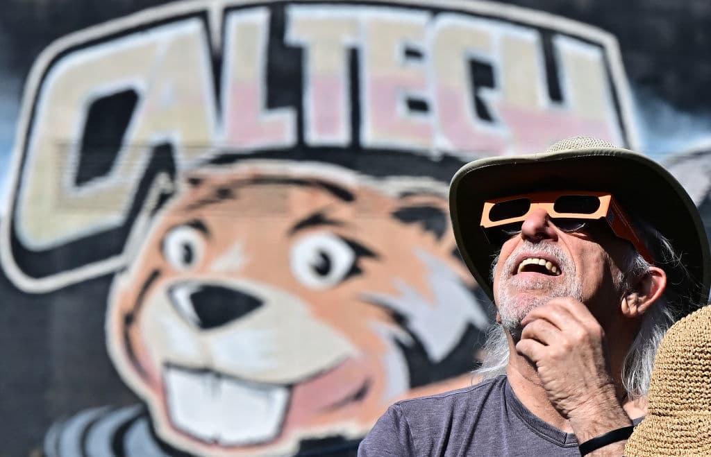 Cientos de personas que se dieron cita en el campus del Instituto Tecnológico de California (Caltech) en Pasadena, quedaron fascinadas al comenzar el eclipse solar.
