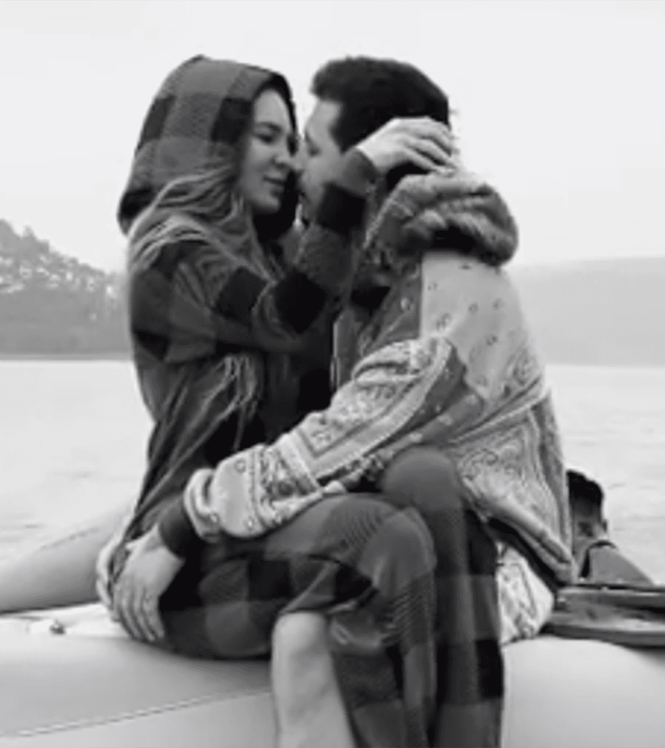 Él llevaba varias semanas en Europa junto a Belinda, quien está allá grabando una nueva serie de Netflix.