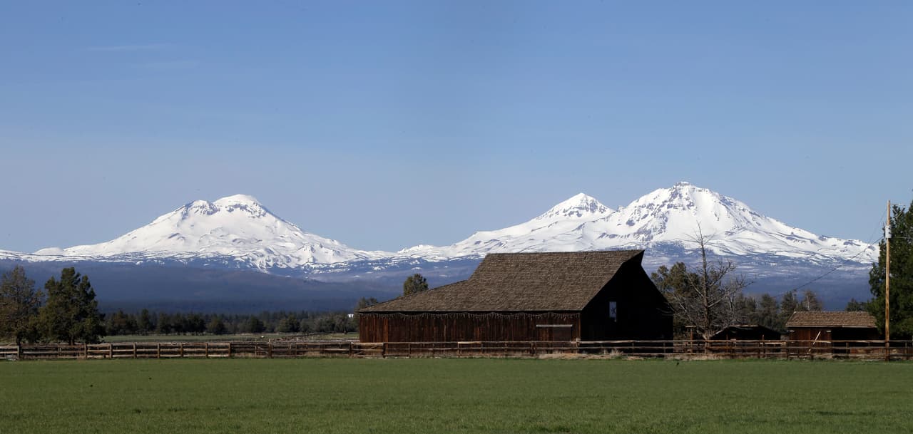 <b>7 -Three Sisters, Oregon. </b>Como su nombre lo sugiere es un volcán complejo formado por tres picos, la hermana norte, la hermana media y la hermana sur, que se extiende por 12 millas a lo largo de la Cordillera de la Cascada, en Oregon.